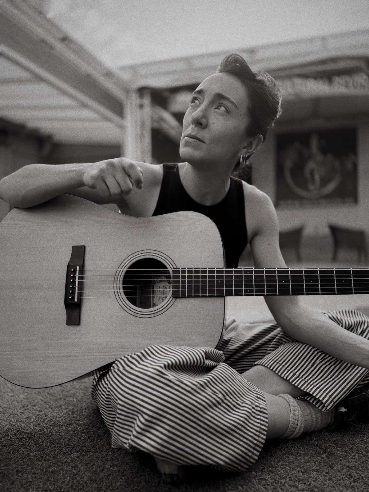 Celia con guitarra acústica
