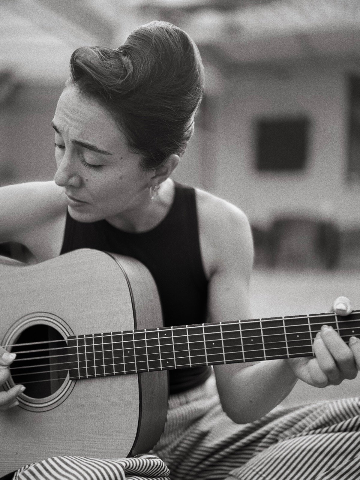 Celia tocando la guitarra acústica