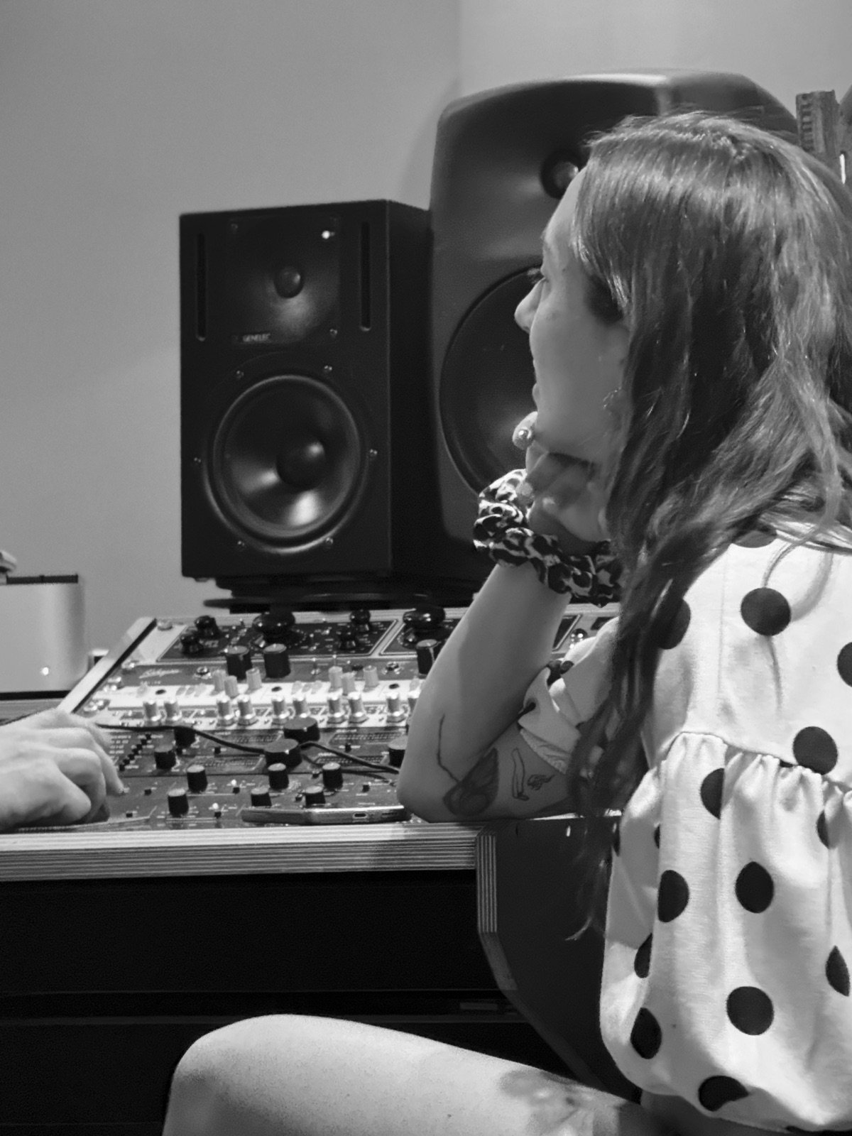 Celia escuchando en la mesa de mezclas