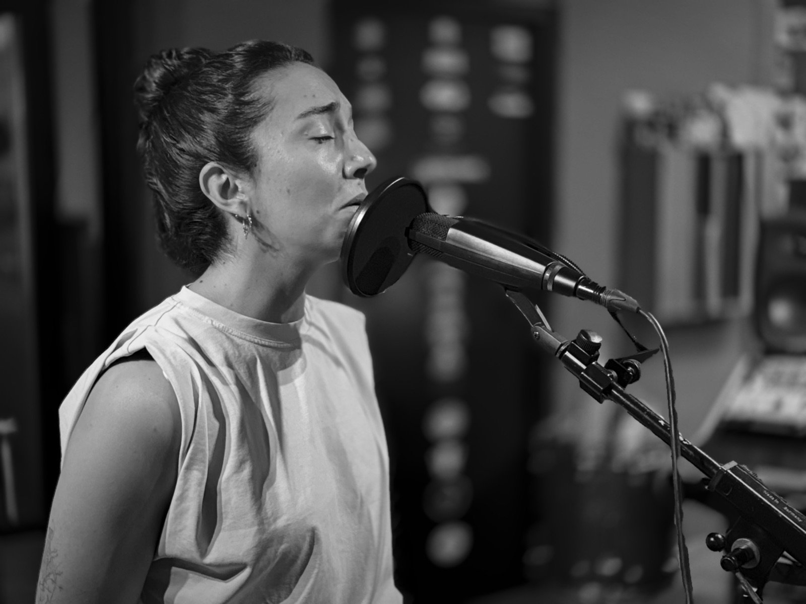 Celia cantando frente al micrófono