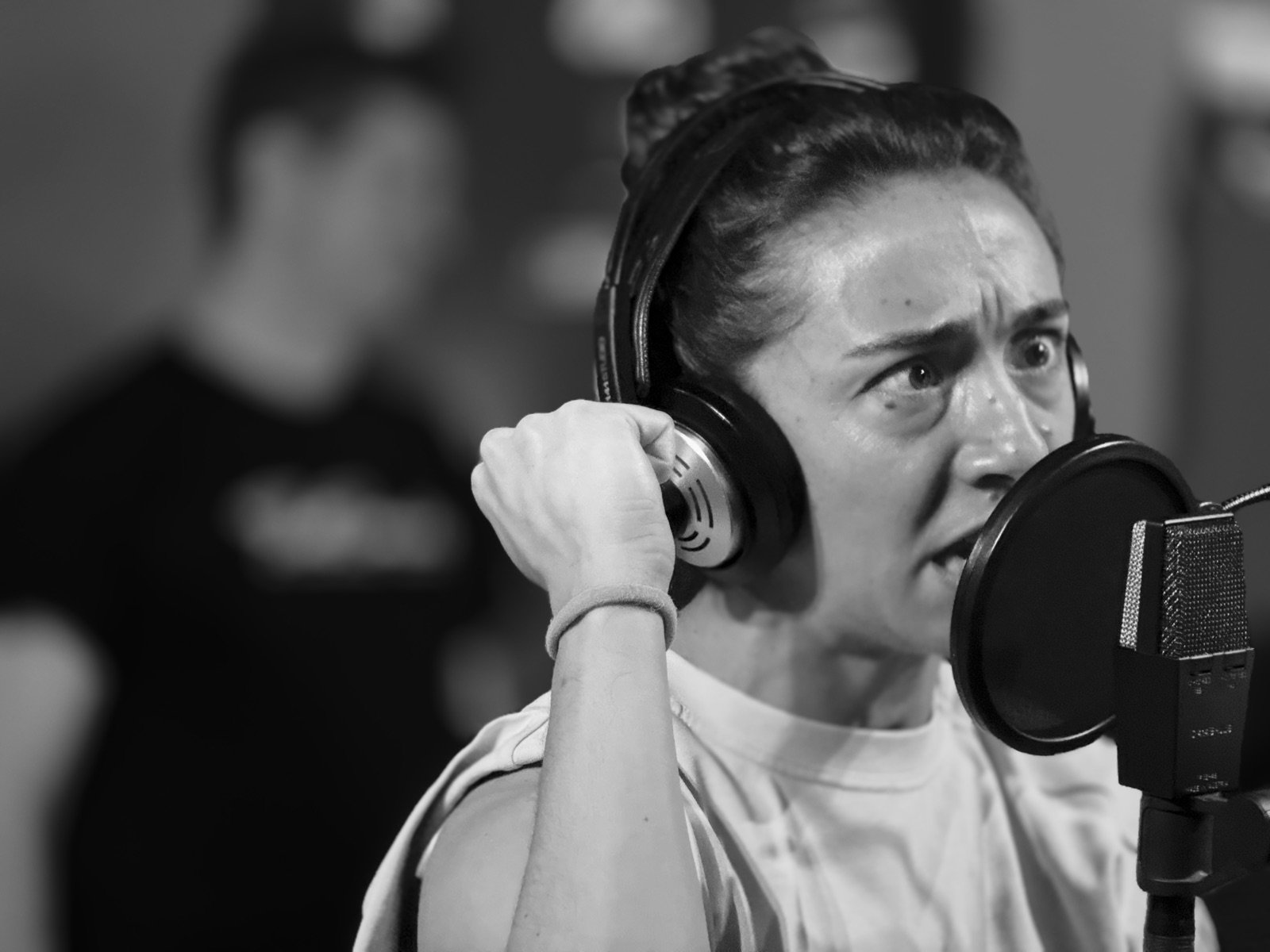 Celia grabando voces con auriculares