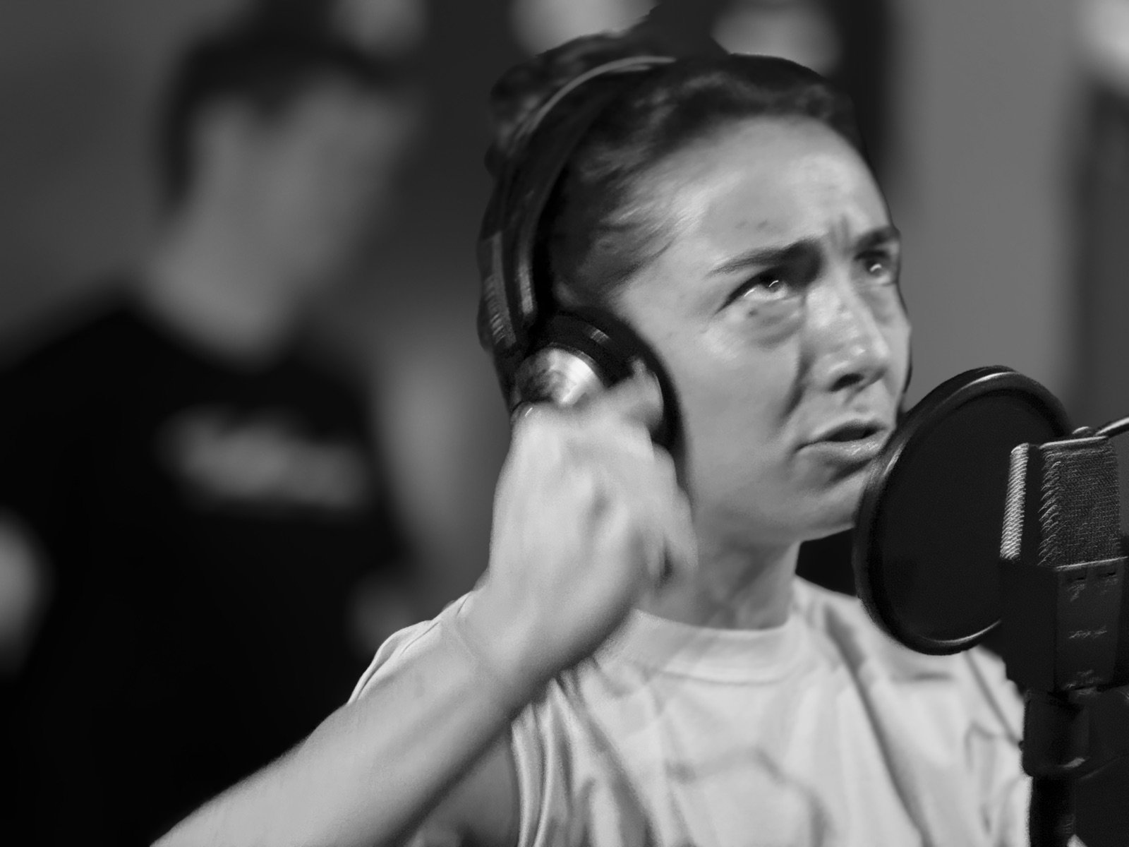Celia grabando voces en el estudio