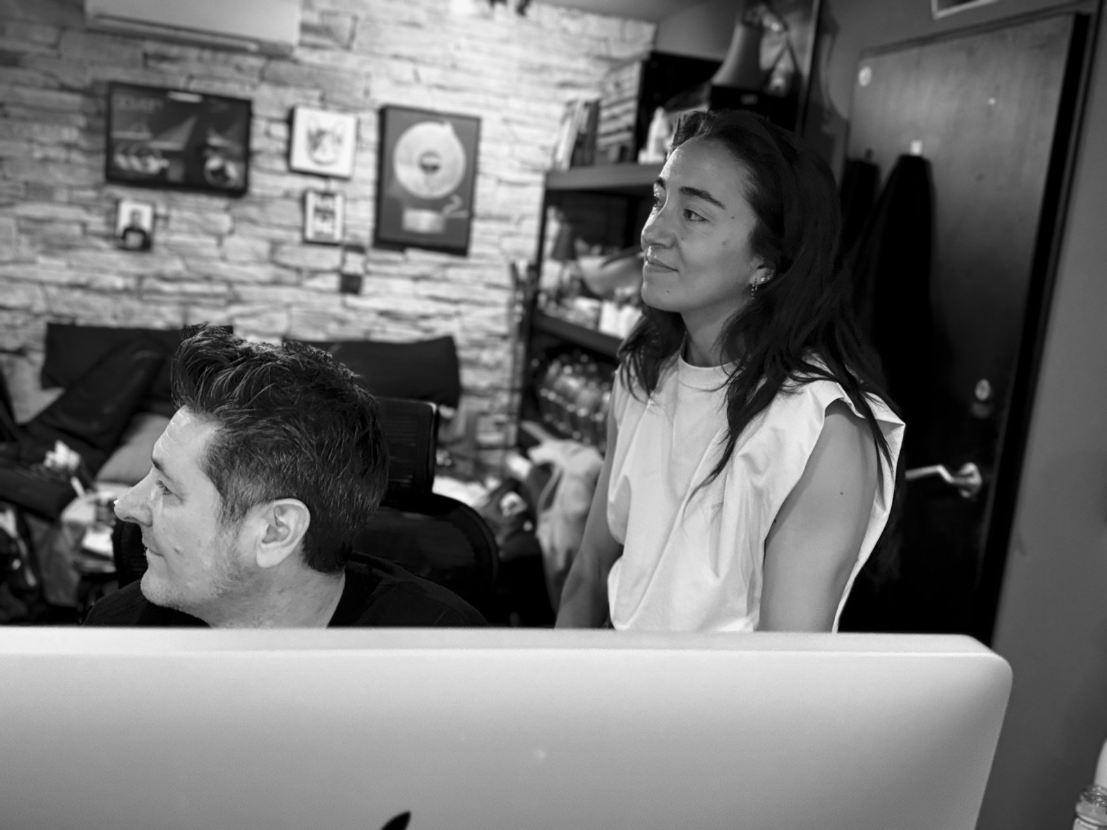 Celia y producción en la mesa de mezclas